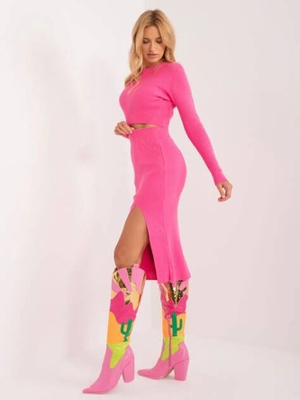 Dzianinowy komplet krótka bluzka i ołówkowa spódnica różowy (14136)