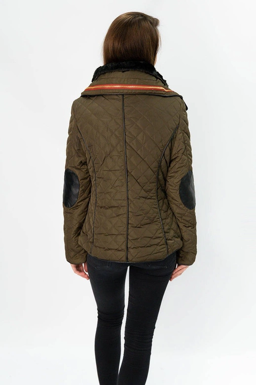 Krótka zimowa pikowana damska kurtka brązowa (wz105)