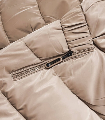 Krótka błyszcząca kurtka damska beżowa (B8090-46)