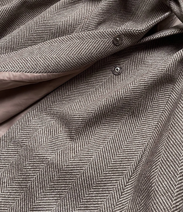 Rozkloszowana kurtka damska brązowa jodełka (2726)