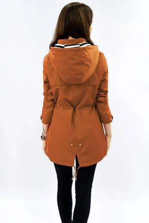 DAMSKA KURTKA Z PODSZEWKĄ W PASKI KARMELOWA (W661)