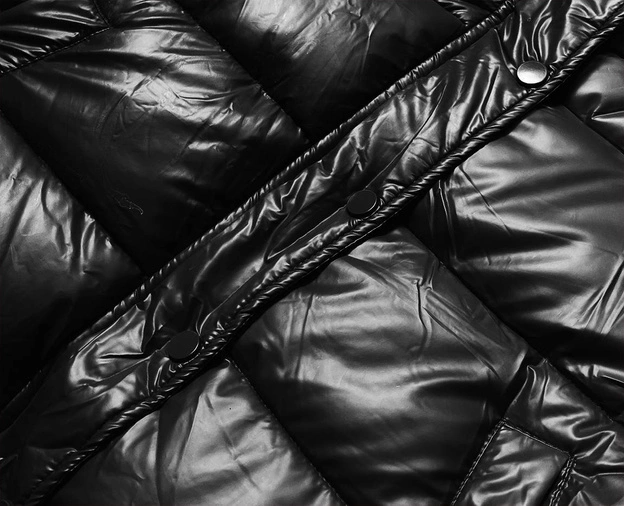 Krótka kurtka puchowa typu crop czarna (d2-3831-1)