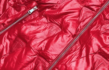 Kurtka damska z kapturem w tłoczone wzorki czerwona (b9765-4)