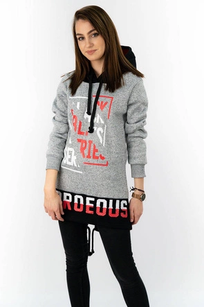 DŁUGA BLUZA Z NADRUKAMI I KAPTUREM JASNOSZARA (X1720X)