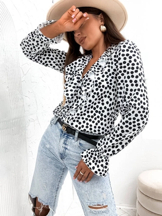 Bluzka damska z ozdobnym dekoltem biała (82124)