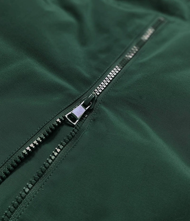 ZIMOWA KURTKA DAMSKA Z ŁĄCZONYCH MATERIAŁÓW CIEMNOZIELONA (7708)