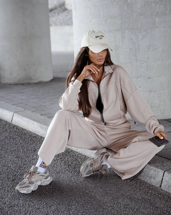 Komplet damski szerokie spodnie i bluza ze stójką beżowy (821109)