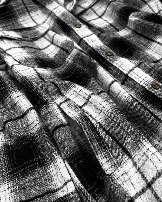 Koszulowy damski płaszcz w kratę czarno-biały (8424)