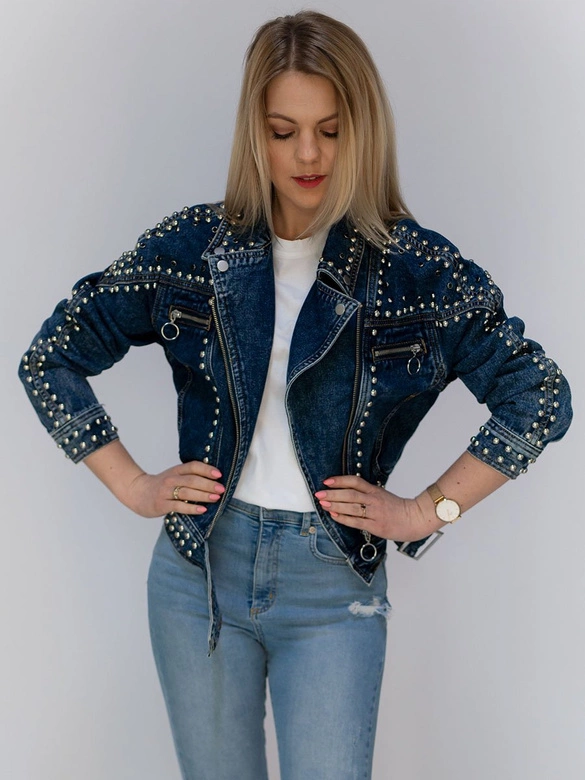 KRÓTKA JEANSOWA DAMSKA KURTKA Z KOŁNIERZEM I DŻETAMI NIEBIESKA (L1815)