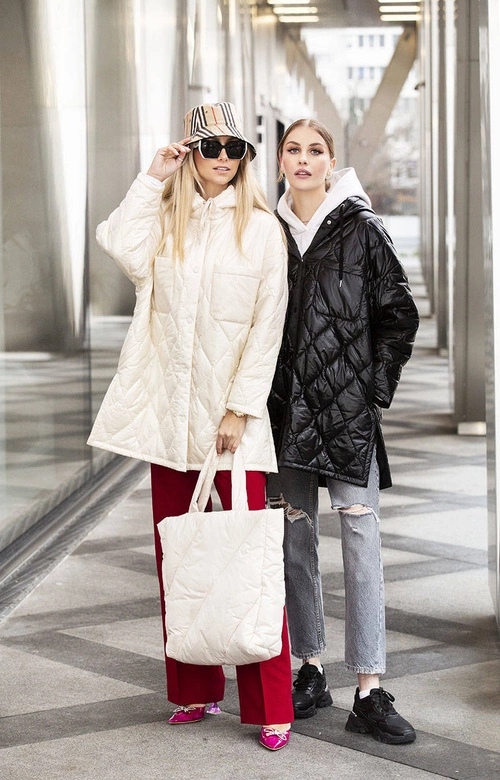 Oversizowa pikowana kurtka damska z kapturem czarna (ag5-010)