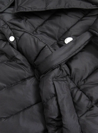 DŁUGA KURTKA ZIMOWA Z OZDOBNYMI GUZIKAMI CZARNA (X005X)