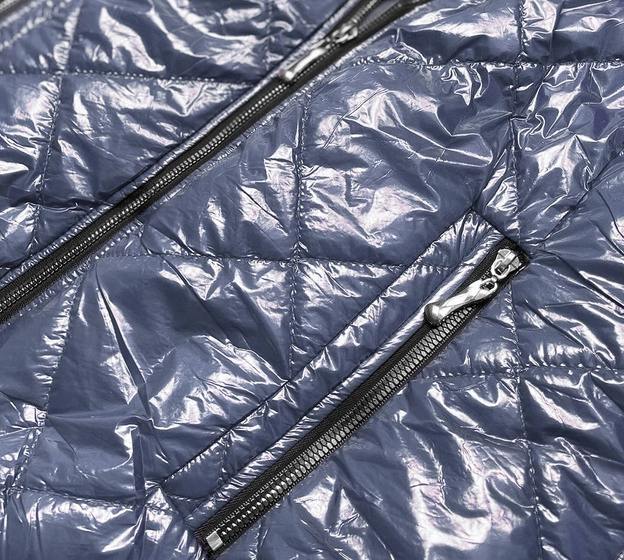 Błyszcząca damska kurtka szaroniebieska (b9756-72)