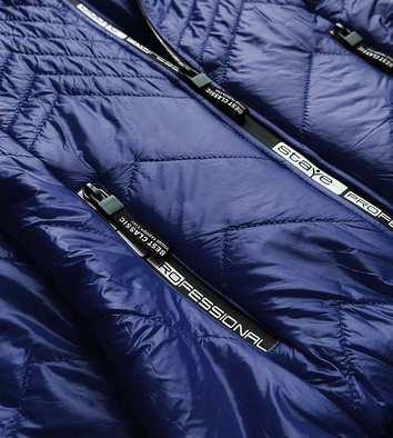 Krótka pikowana kurtka damska z kapturem granatowa (b9566)