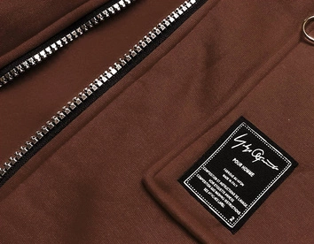 Prosta bluza damska z ozdobnym suwakiem brązowa (amg-37)