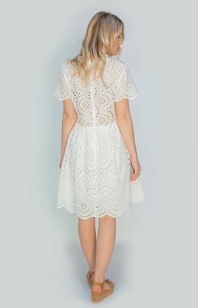 AŻUROWA SUKIENKA ZE STÓJKĄ ECRU (590ART)