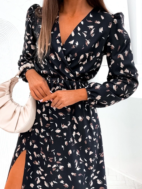 Zwiewna sukienka z rozcięciem na dole czarna (82121)