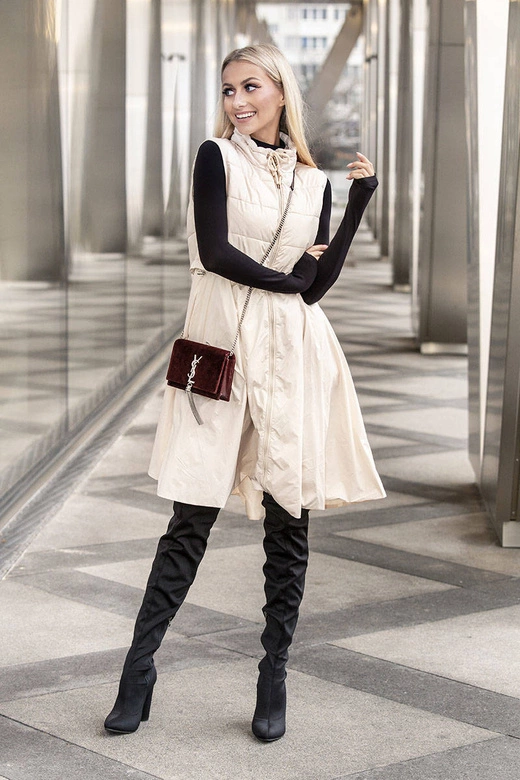 Kamizelka z rozkloszowanym dołem jasny beż (ag3-06)