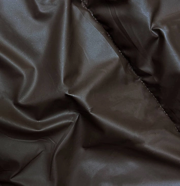 Zimowa kurtka damska z dzianinowym kapturem brązowa (B8213-14)