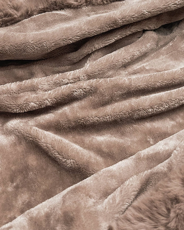 Damska kurtka jeansowa na futrzanej podszewce niebieski/beżowy (B8068-50012)