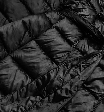 PIKOWANY PŁASZCZ Z WYSOKĄ STÓJKĄ I KAPTUREM CZARNY (J9-062)