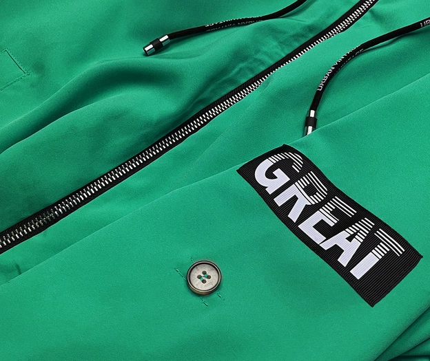 Cienka asymetryczna narzutka damska zielona (B8117-82)