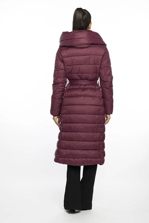 Pikowany płaszcz z wysoką stójką i kapturem bordowy (AG1-J9062)