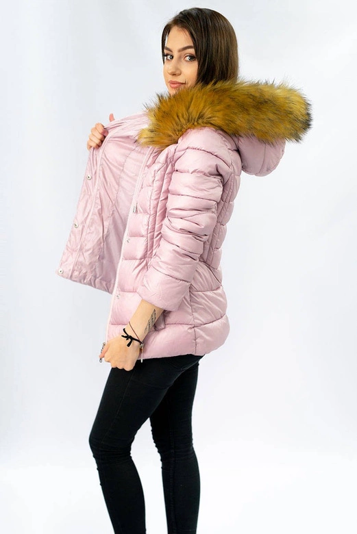 KRÓTKA ZIMOWA KURTKA DAMSKA Z KAPTUREM PUDROWY RÓŻ (B1032-30)