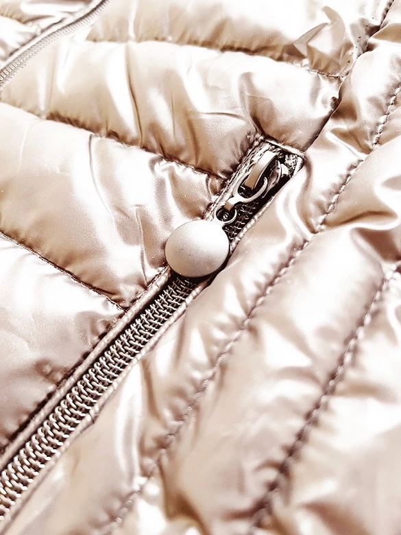 Damska kamizelka ze stójką beżowa (B8233-51)