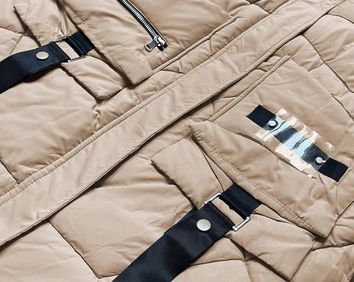 Puchowa kurtka damska z ozdobnymi taśmami camel (AG2-J85)