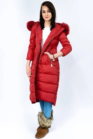 Długa damska kurtka zimowa z kapturem czerwona (7688)