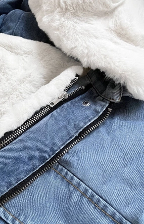 DAMSKA  KURTKA JEANSOWA Z FUTRZANĄ PODPINKĄ NIEBIESKO - BIAŁA (9023#)