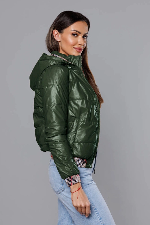 Krótka kurtka damska z ozdobnym wykończeniem zielona (b8030-10)