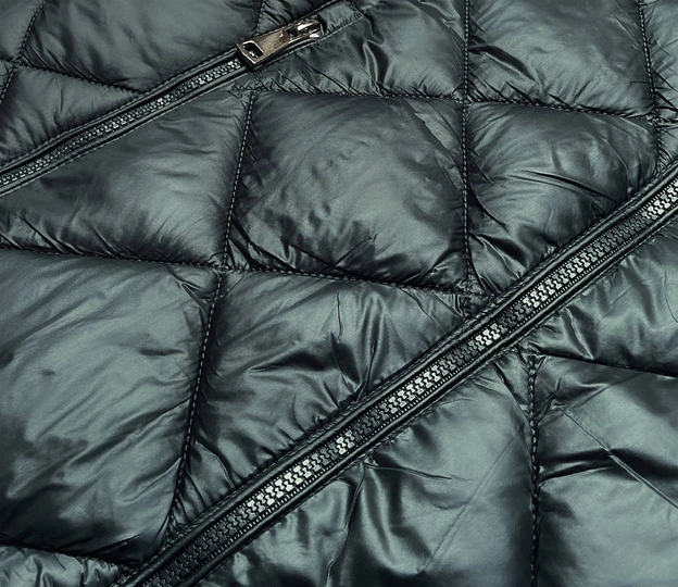 Długa kurtka pikowana damska ciemna zieleń (ag1-j9082)