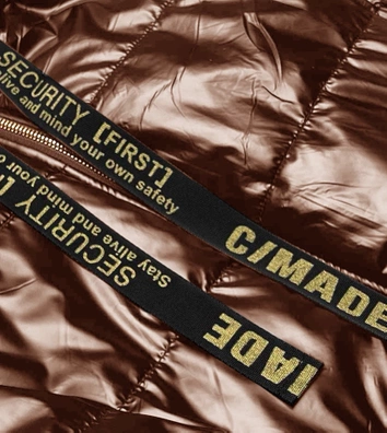 Błyszcząca kamizelka z kapturem karmelowa (B8131-14)