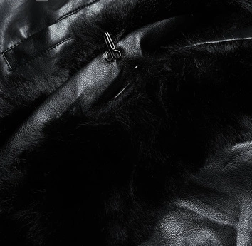 Rozkloszowany płaszcz damski z ekoskóry z futrem czarny (b9738)