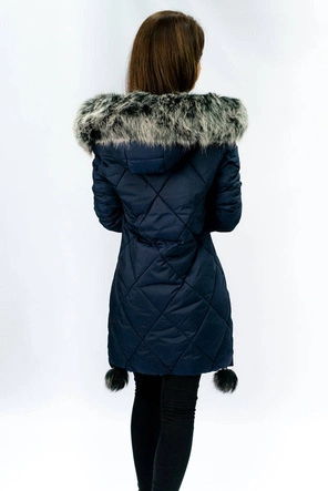 KURTKA DAMSKA ZIMOWA Z WYDŁUŻONYMI BOKAMI GRANATOWA (GWW6788X)