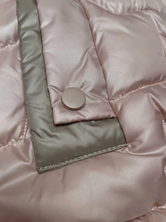 Krótki bezrękawnik damski ze ściąganymi bokami S'West perłowy róż (B8358-51)