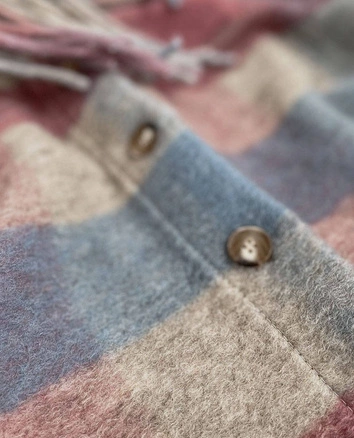 KOSZULOWA KURTKA DAMSKA Z FRĘDZLAMI RÓŻOWO-NIEBIESKA (2081)