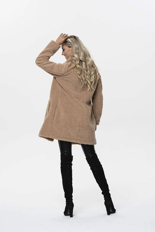 PLUSZOWY DAMSKI PŁASZCZ Z KIESZENIAMI BEŻOWY (9343)