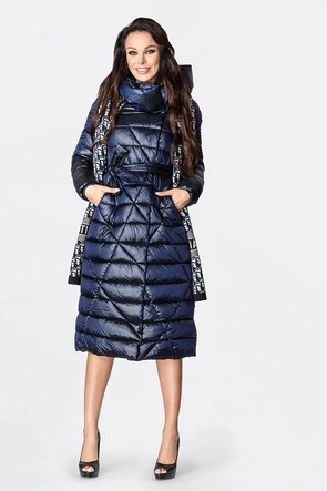 Pikowany płaszcz z wysoką stójką i kapturem granatowy (j9-069)