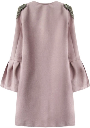 PŁASZCZ Z KORALIKAMI NA RAMIONACH PUDROWY RÓŻ (18151)