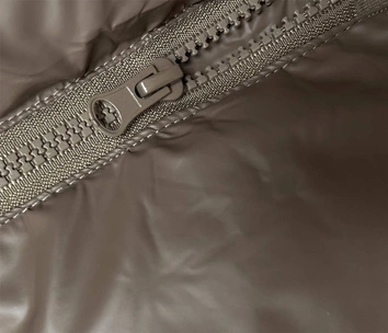 Puchowa długa kamizelka z kapturem beżowa (5M3183-84)