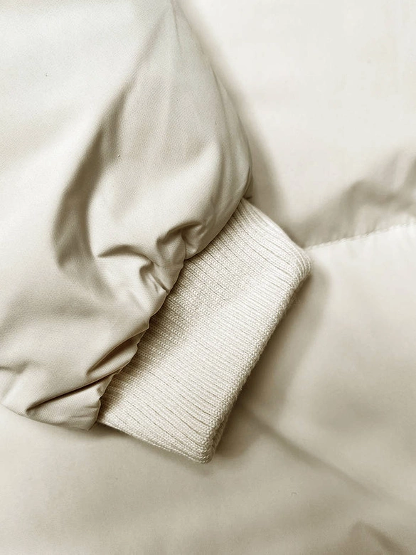 Damska kurtka zimowa z kapturem jasny beż (5M3169-62)