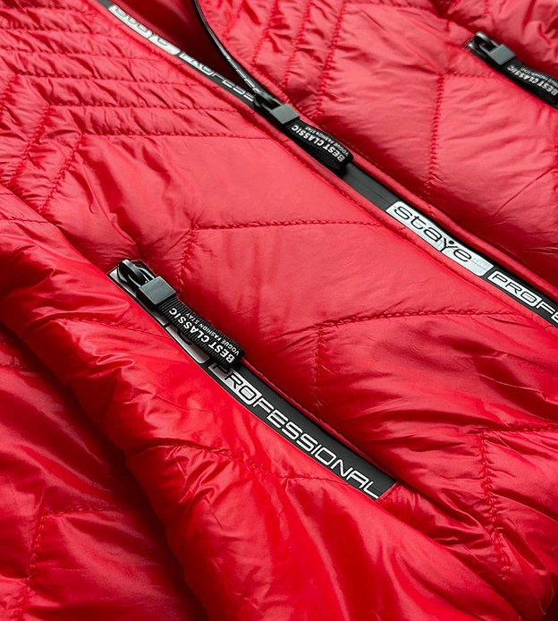 Krótka pikowana kurtka damska z kapturem czerwona (b9566)