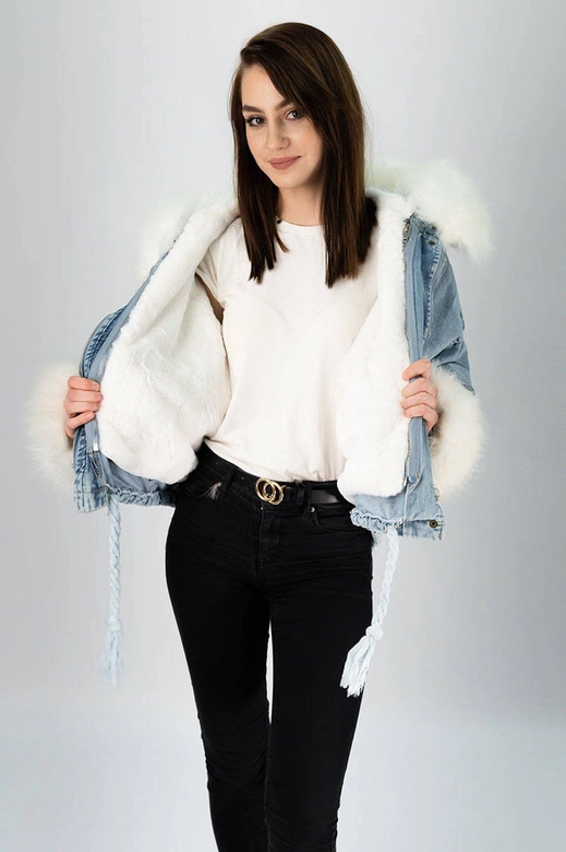 DAMSKA KRÓTKA KURTKA JEANSOWA Z FUTRZANĄ PODPINKĄ NIEBIESKO - BIAŁA (T2866)