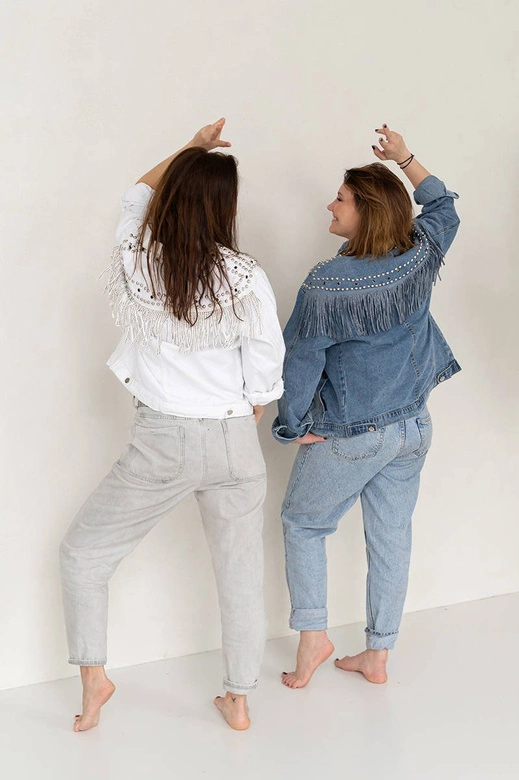 JEANSOWA KURTKA DAMSKA Z DŻETAMI I FRĘDZLAMI NIEBIESKA (A8306)