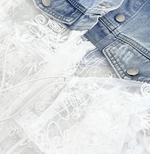 KURTKA DAMSKA Z ŁĄCZONYCH MATERIAŁÓW JEANS/BIAŁA (5833K)