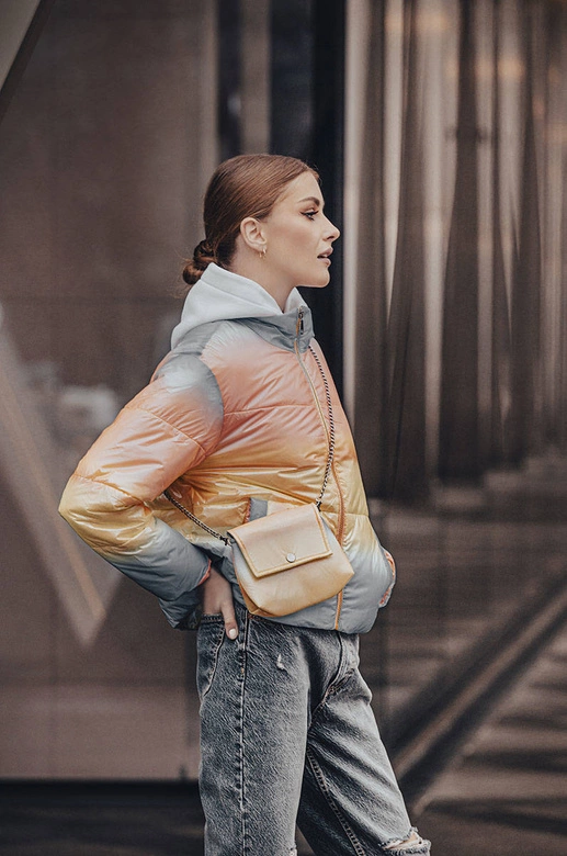 OPALIZUJĄCA DAMSKA KURTKA Z TOREBKĄ RAINBOW (AG3-07)