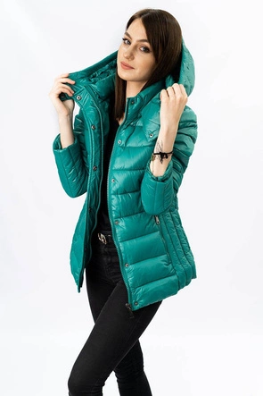 Damska kurtka pikowana z odpinanym kapturem zielona (7560)