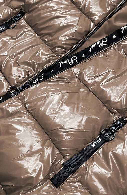 Lakierowana kurtka damska jasny brąz (B8039-12)